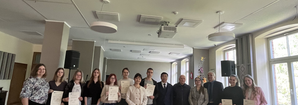 The Directors of the Confucius Institute at the University of Latvia sttended the graduation ceremony of the Jekabpils Middle School拉脱维亚大学孔子学院院长一行出席叶卡布皮尔斯中学结业典礼