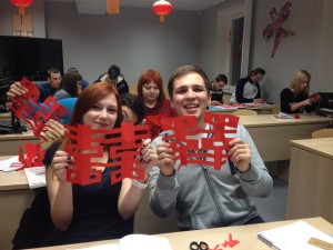 03_学生展示作品 Students Showing Their Chinese Paper Cut