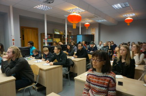03_讲座现场座无虚席 Fully packed classroom