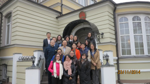 大使与汉教合影