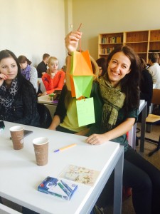 一学生开心地展示制作成功的灯笼