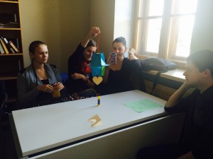 学生们展示共同制作的灯笼