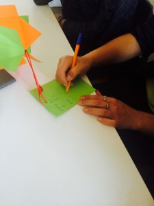 学生在灯笼心愿卡上写“中秋快乐”的中文