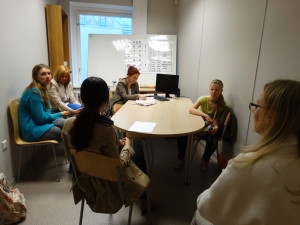 少儿班教师与学院家长交流