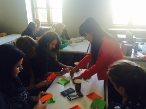 梁铭轩教学生们如何制作灯笼