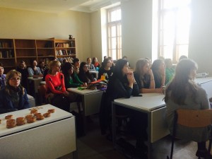 现场师生认真欣赏《水调歌头》的音乐