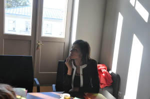 孔院秘书劳拉认真听讲记录