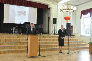 道加瓦皮尔斯市市长拉齐普列西斯讲话