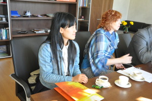 雷泽克内大学汉语教师志愿者与继续教育中心主任卡琳娜女士认真听讲