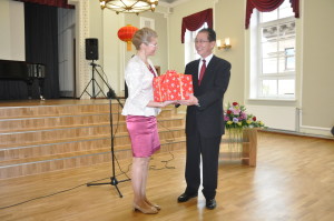 黄勇大使为道加瓦皮尔斯大学孔子课堂捐书