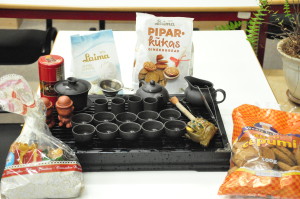 中国茶具和拉脱维亚当地特色小点心