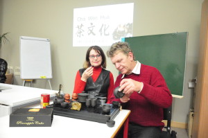 学生吉乐和她的丈夫一起体验泡茶的过程