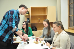 学生艾力克帮忙倒茶给现场的学生