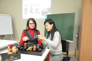 汉语老师梁铭轩和学生吉乐一起体验泡茶过程