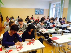 大家一起动手剪纸