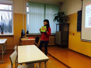 梁老师向大家展示和解释剪纸作品