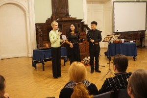 主持人介绍传统乐器