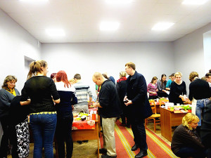 同学们分组包饺子