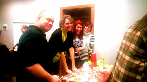 同学们学习擀饺子皮