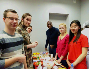 教师志愿者王志杰与学生一同包饺子