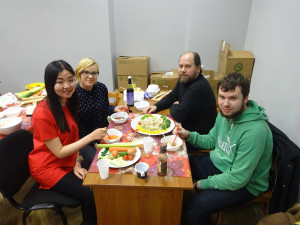 教师志愿者王志杰与学生一同品尝饺子