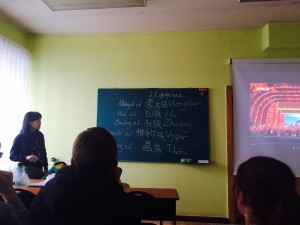 梁老师教学生读五个主要少数民族的发音