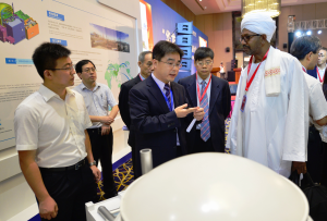 2015年6月中国中核集团技术人员在向苏丹水资源与电力部官员介绍“华龙一号”技术。来源：新华社