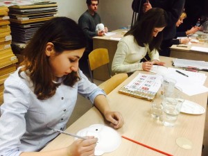 学生用笔勾勒脸谱