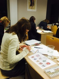 认真勾画脸谱的学生