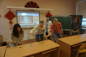 比利时师生访问团争分夺秒玩筷子游戏_副本