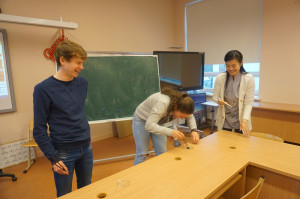 比利时访问团在筷子游戏中开怀大笑_副本