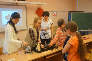 里加文化中学文化日——亲子班学生争相体验茶艺_副本