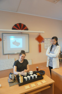 里加文化中学文化日——学生进行茶艺表演_副本