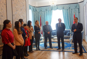 黄勇大使与汉教老师交谈