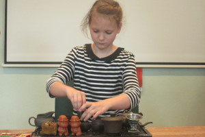 一小姑娘娴熟地进行泡茶