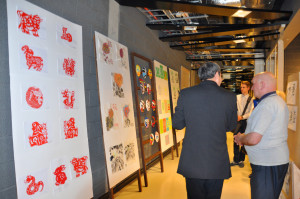 两位院长与学员们一起参观中国文化作品展