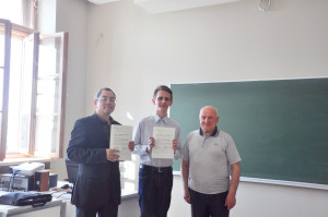 中外方院长向学院授予汉语结业证书