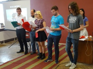 中级班学生演唱歌曲《北京欢迎你》