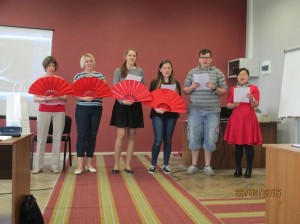 城市班学生演唱歌曲《送别》