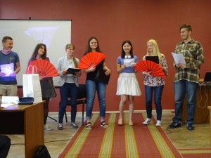 大学生班学生演唱《友谊地久天长》