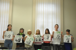 学生展示熊猫国画作品