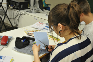 学生认真剪熊猫