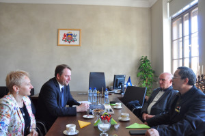 拉大孔院中外方院长与雷泽克内大学校长和中文负责人开会交流