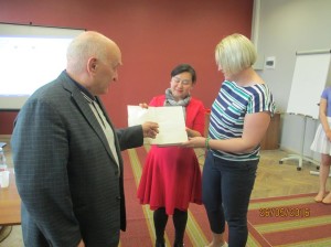 拉脱维亚大学孔子学院外方院长贝德高教授向学生赠送字典