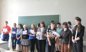 汉语学习者一起合唱歌曲朋友