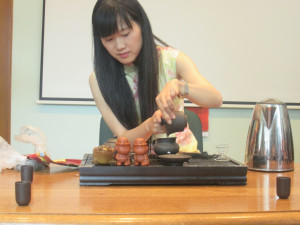 汉语教师展示泡茶