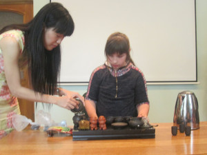 汉语教师指导小朋友泡茶