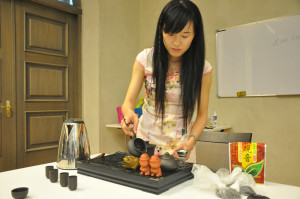 汉语老师为大家展示如何泡茶