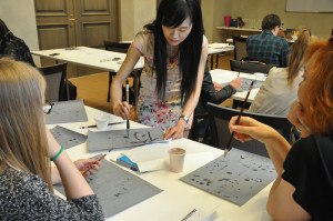 汉语老师现场展示如何写书法