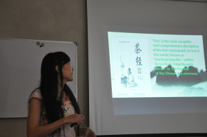 汉语老师进行茶文化讲座知识讲解